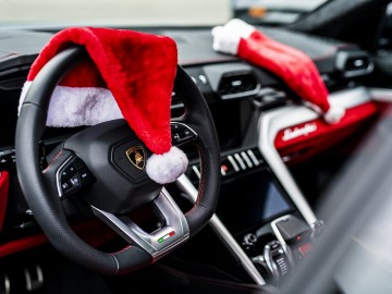Lamborghini Urus i LM002 w świątecznym konwoju